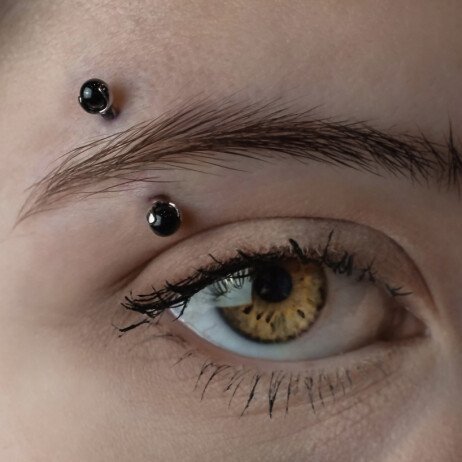 Пирсинг брови